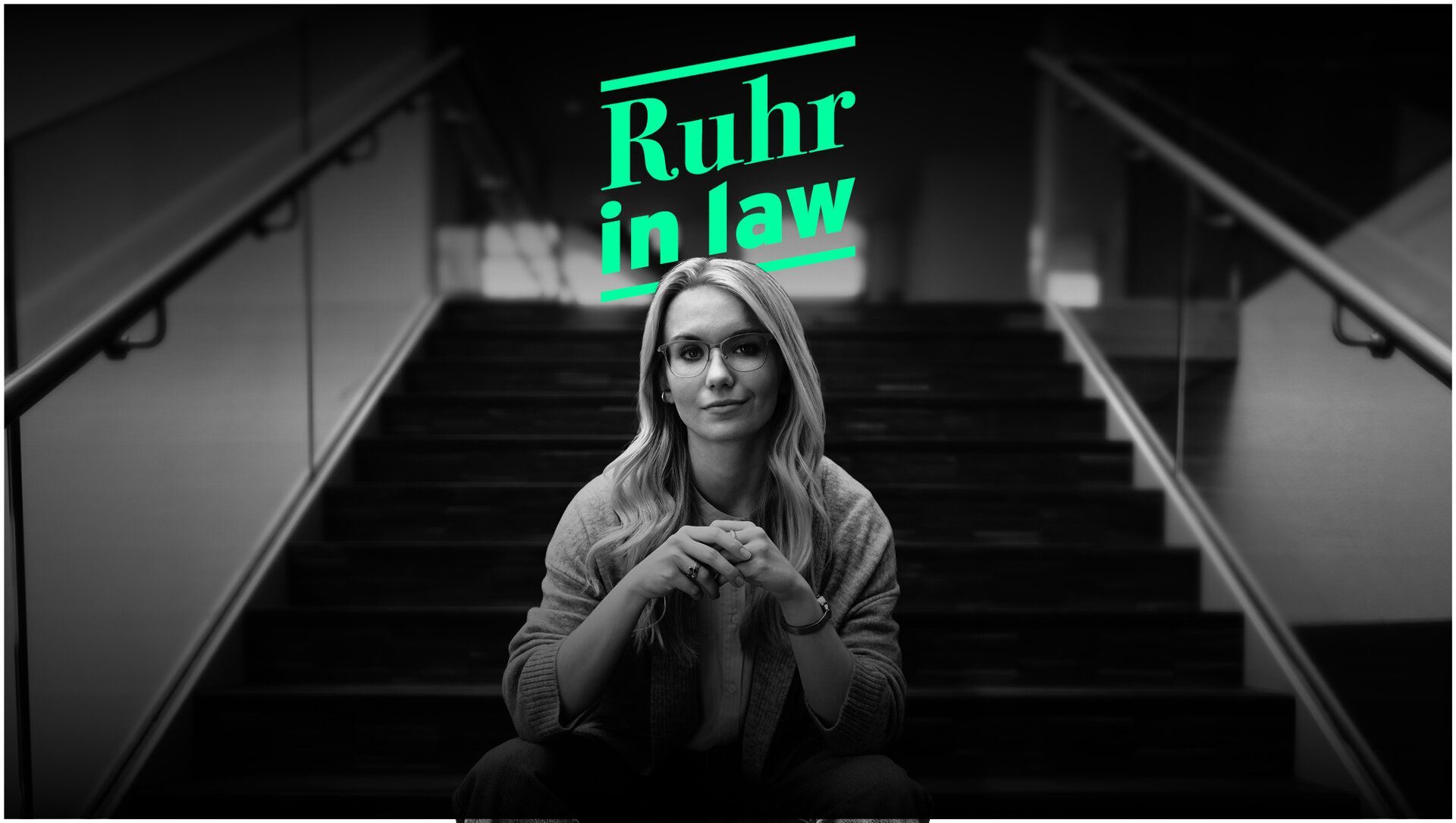 Eine Mitarbeiterin der Justiz sitzt auf einer Treppe. Dazu der Text "Ruhr in law". ist eine leere große Lagerhalle zu sehen.